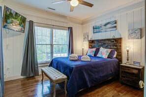 4 bedrooms, iron/ironing board, internet, bed sheets