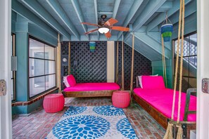 4 bedrooms, iron/ironing board, internet, bed sheets