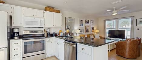 Refrigerador, microondas, horno, placa de cocina