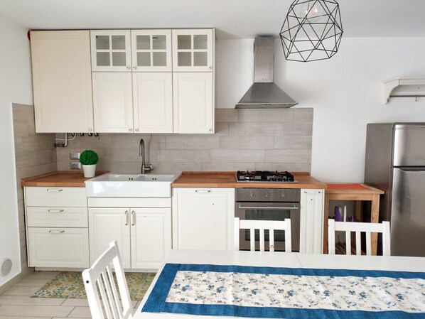 Fridge, oven, stovetop, dishwasher