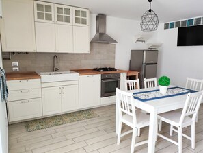 Fridge, oven, stovetop, dishwasher