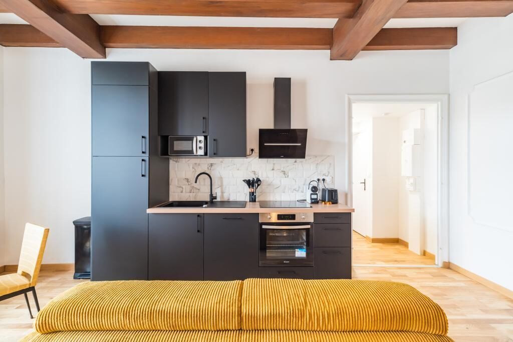 Een vaatwasser, een koffiezetapparaat/waterkoker