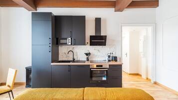 Een vaatwasser, een koffiezetapparaat/waterkoker