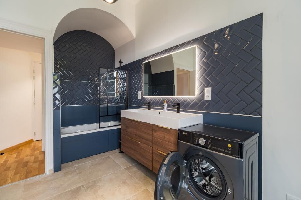 Haartrockner, Handtücher, Seife, Toilettenpapier