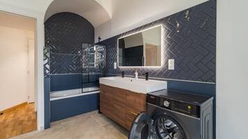 SĂšche-cheveux, serviettes fournies, savon, papier toilette