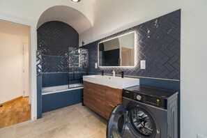 ヘアドライヤー、タオル、石鹸、トイレットペーパー