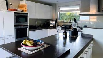 Kühlschrank, Mikrowelle, Ofen, Geschirrspüler
