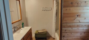 Douche, serviettes fournies, papier toilette