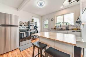 Frigorífico, microondas, placa de cocina y cafetera o tetera
