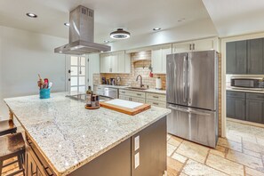 Fridge, microwave, stovetop, dishwasher - 3 Mi to Dtwn Shops & Eats: Mesa Home w/ Pool! (Mesa)