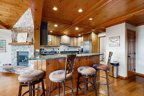 Réfrigérateur, four à micro-ondes, un four, surface de cuisson