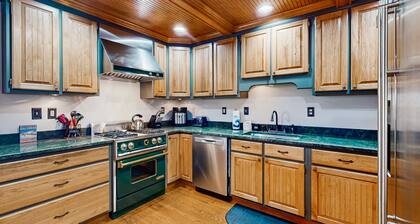 Spacious dog-friendly house w/private hot tub, foosball, deck & firepit