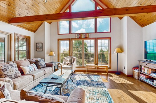 Spacious dog-friendly house w/private hot tub, foosball, deck & firepit