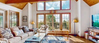 Spacious dog-friendly house w/private hot tub, foosball, deck & firepit