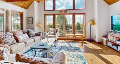 Spacious dog-friendly house w/private hot tub, foosball, deck & firepit