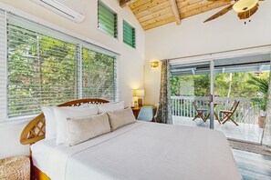 3 bedrooms, internet, bed sheets - Beautiful home with separate ohana, ocean views, lanais, private gazebo, firepit (Kailua-Kona)