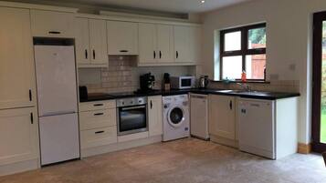 House | Private kitchen | Fridge, microwave, oven, stovetop