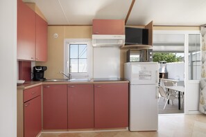 Réfrigérateur, four à micro-ondes, surface de cuisson, cafetière-théière