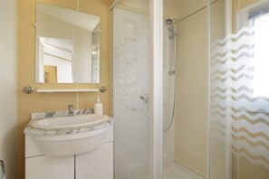 Douche, serviettes fournies