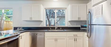 Refrigerador, horno, parrilla de estufa y lavavajillas