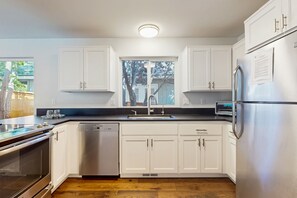 Kjøleskap, ovn, kokeplater og oppvaskmaskin