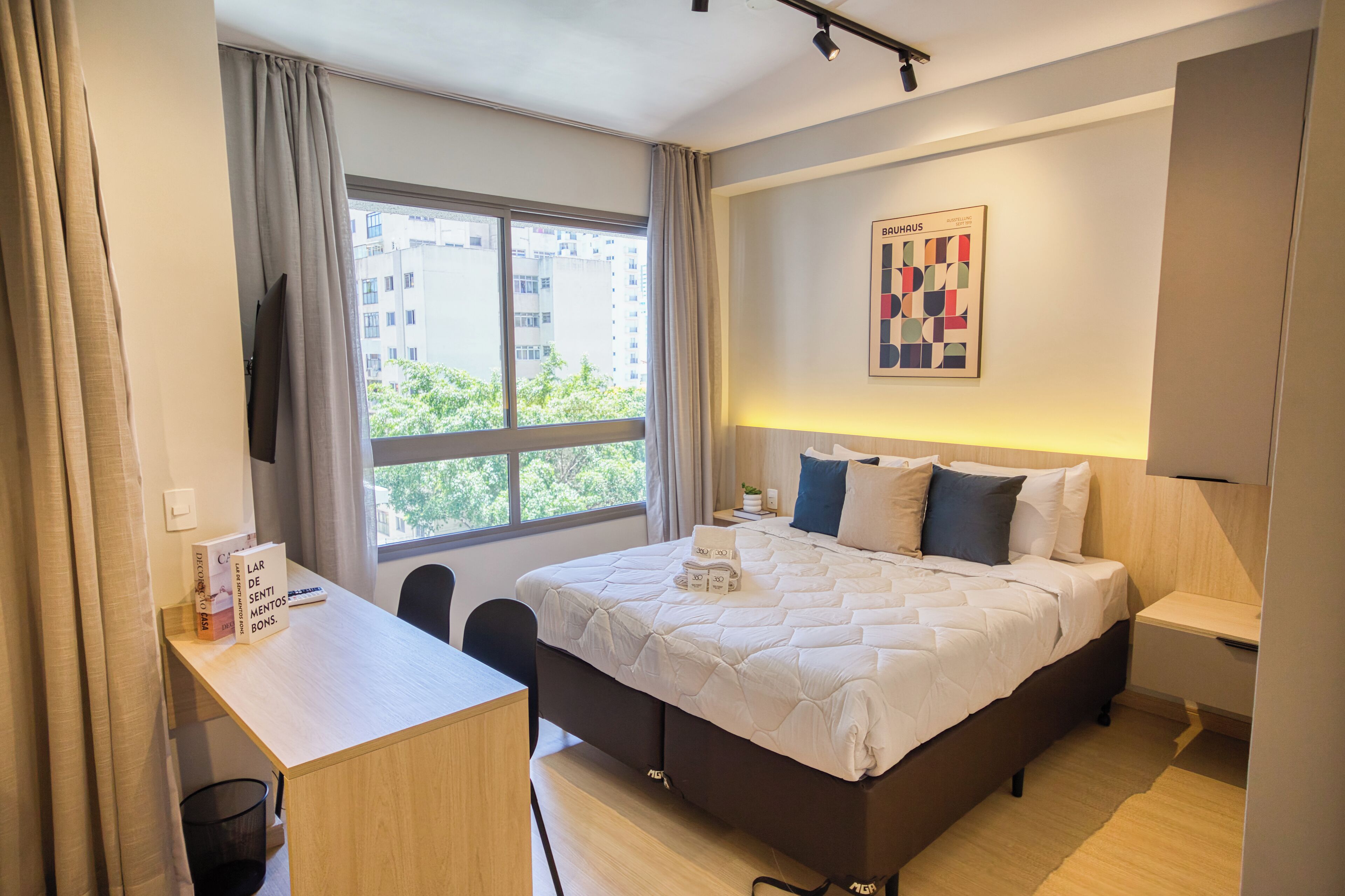 Standard Studio (622004) | Desk, free WiFi