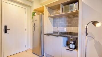 Microondas, placa de cocina, utensilios de cocina