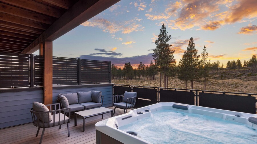 2 Units Deck, Hot Tub, Minutes to Old Bend 1212 Skyline Ranch by Avantstay