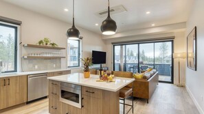 Interior - 2 Units Deck, Hot Tub, Minutes to Old Bend 1212 Skyline Ranch by Avantstay (Bend)