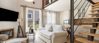 Stathis Suite Apartment with Sea View, Wi-Fi, and Air Conditioning