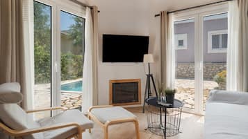 TV, fireplace