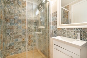 Shower, hair dryer, towels