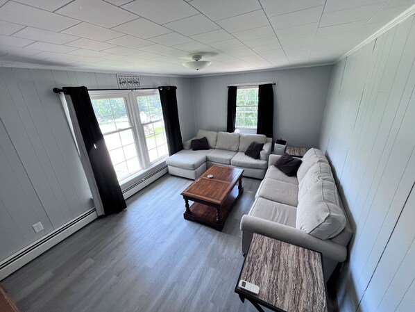 Smart TV - Charming 2-bedroom apartment in enchanting Livermore Falls with WiFi (Livermore Falls)