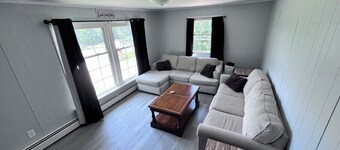 Charming 2-bedroom apartment in enchanting Livermore Falls with WiFi