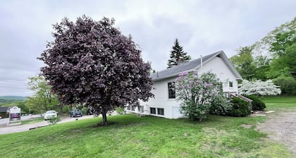 Charming 2-bedroom apartment in enchanting Livermore Falls with WiFi