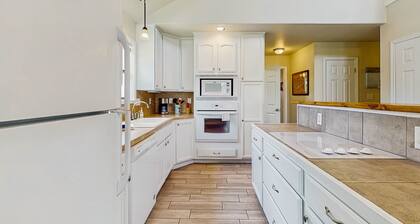 Waterfront house on Lake LBJ with private patio & dock with full kitchen, WIFI