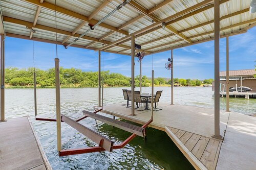 Waterfront house on Lake LBJ with private patio & dock with full kitchen, WIFI