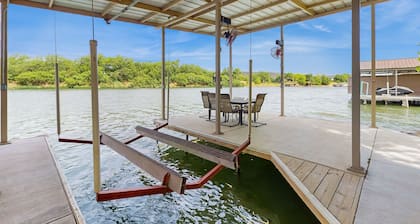 Waterfront house on Lake LBJ with private patio & dock with full kitchen, WIFI