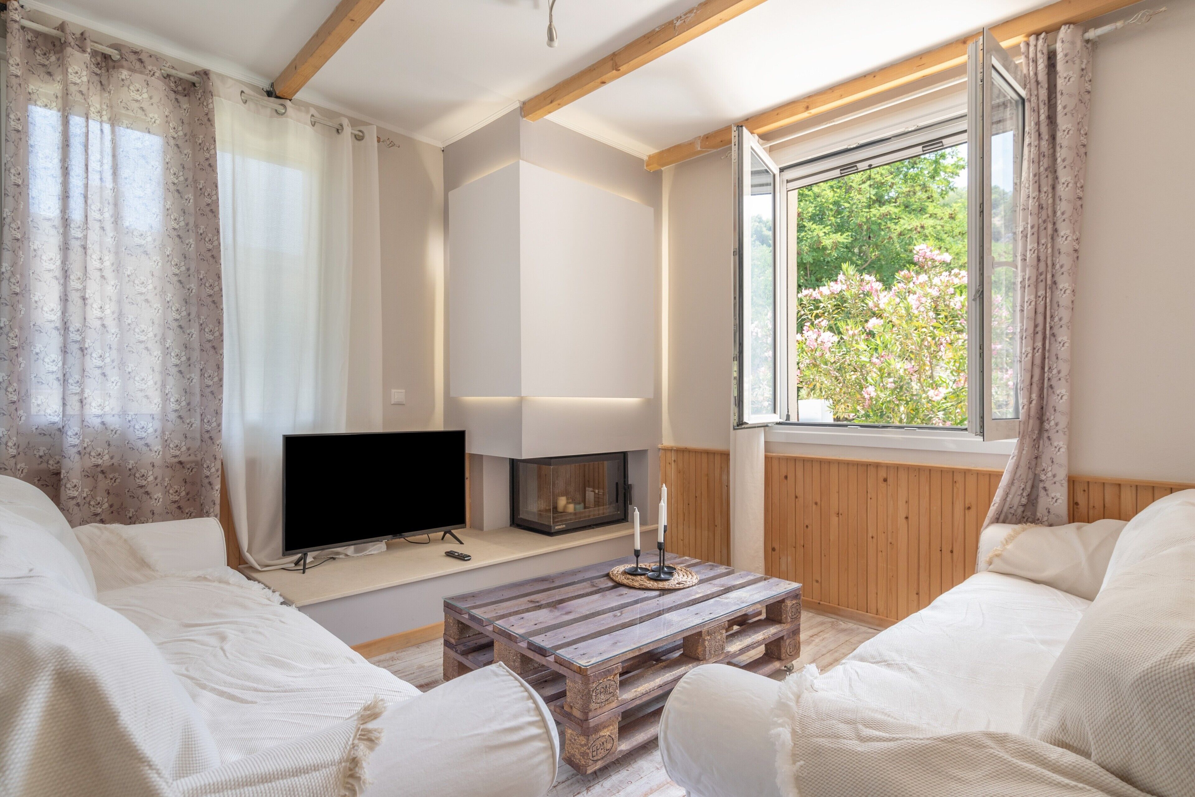 3 makuuhuonetta, silitysrauta/-lauta, ilmainen Wi-Fi, vuodevaatteet