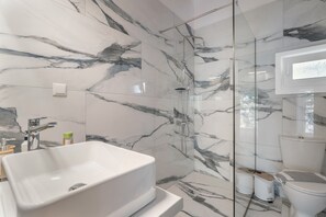 Shower, hair dryer - Apartment 'Ionian Home' with Balcony, Wi-Fi and Air Conditioning (Exanthia)