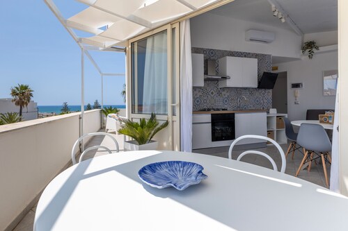 Apartamento 'Attico' con vistas al mar, Wi-Fi y aire acondicionado