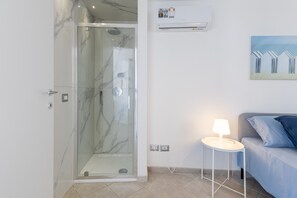 Shower, hair dryer, towels - Apartment 'Attico' with Sea View, Wi-Fi and Air Conditioning (Donnalucata)
