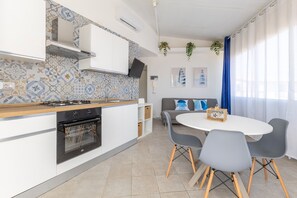 Een koelkast, een magnetron, een oven, een kookplaat