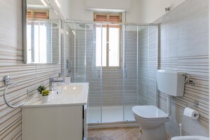 Suihku, hiustenkuivaaja, pyyhkeet