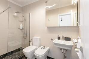 Suihku, hiustenkuivaaja, pyyhkeet