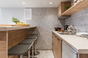 Frigorifero, piano cottura, bollitore elettrico