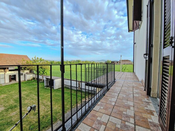 Talo, parveke, näköala laaksoon | Parveke