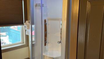 Douche, sĂšche-cheveux, serviettes fournies, savon