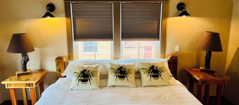 The Bee Hive - Heart of Friday Harbor - 2BR Condo, WiFi, AC, Walk to Everything!