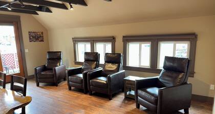 The Bee Hive - Heart of Friday Harbor - 2BR Condo, WiFi, AC, Walk to Everything!